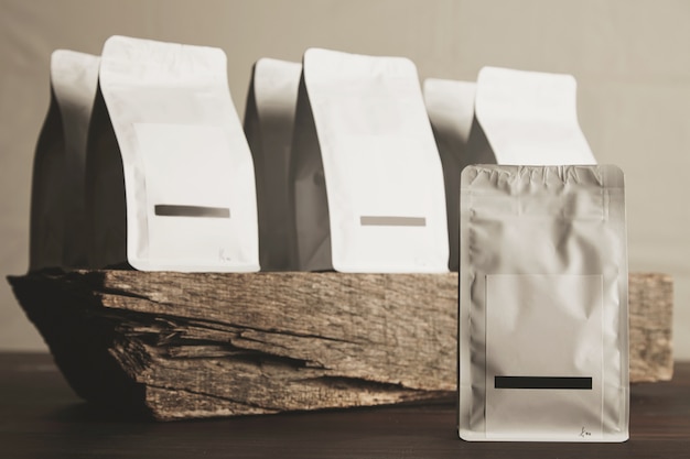 Foto gratuita presentación de paquetes blancos sellados en blanco con producto en el interior listo para la venta y entrega