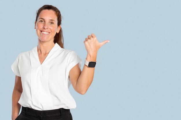 Presentador femenino apuntando su pulgar hacia el lado derecho