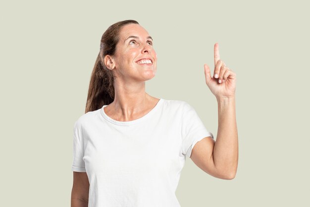 Presentadora femenina apuntando con el dedo hacia arriba en el aire