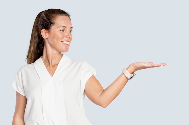 Presentadora femenina mostrando su palma