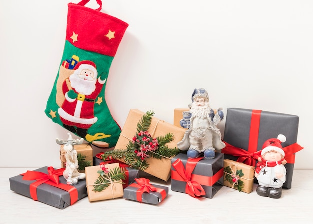 Presentar cajas cerca de calcetín de navidad