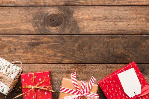 Presentar cajas en envolturas navideñas con listones.