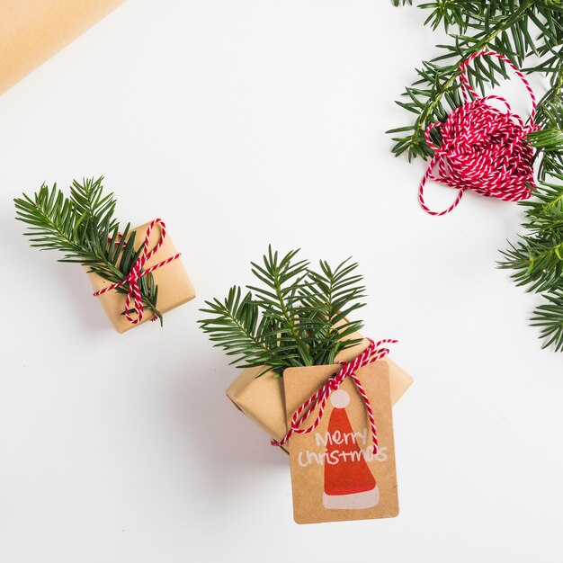 Presentar cajas con ramitas de abeto e hilos.