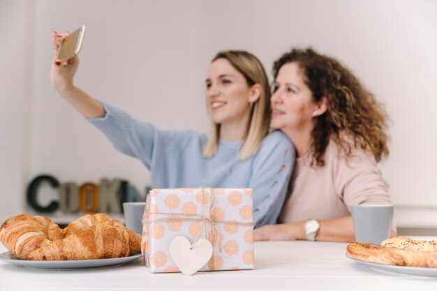 Presente cerca de mujeres borrosas que toman selfie