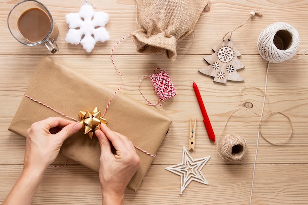 Presente con decoraciones de navidad sobre fondo de madera