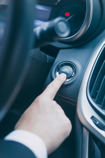 Foto gratuita presione el botón de inicio del coche para iniciar el vehículo