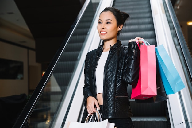 Pretty girl compras en el centro comercial