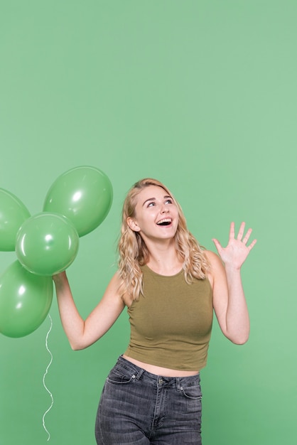 Pretty lady fashion posando con globos