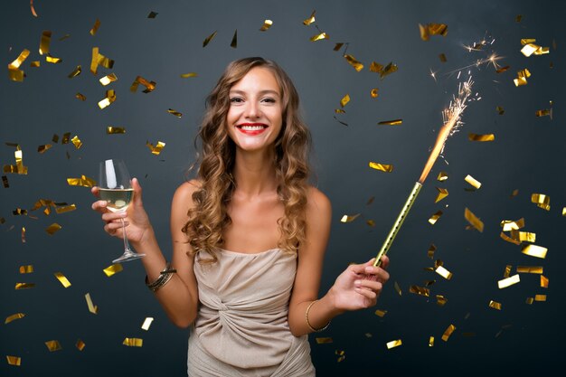 Pretty Woman celebrando el año nuevo en confeti dorado