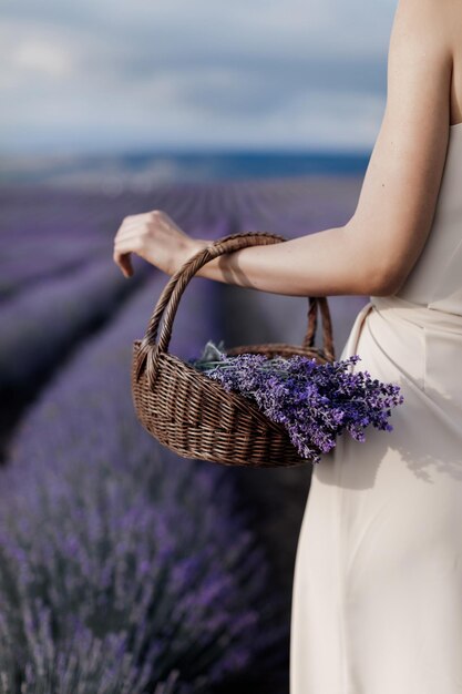 Pretty Woman en vestido en campo de lavanda