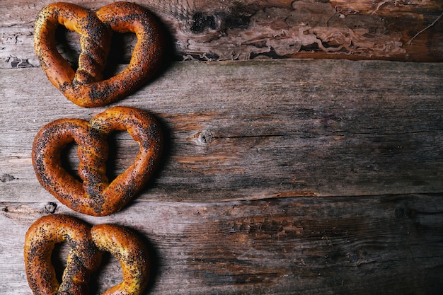 Pretzel en el fondo de la mesa