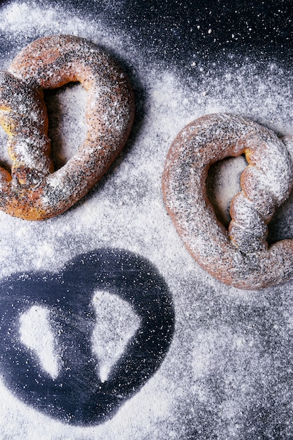 Foto gratuita pretzel sobre la mesa