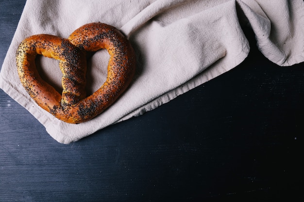 Foto gratuita pretzel sobre la mesa