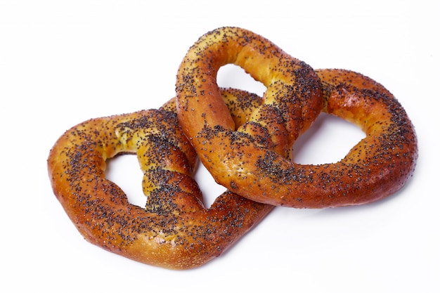 Foto gratuita pretzel sobre la mesa