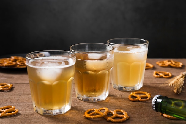 Pretzels y vaso de cerveza