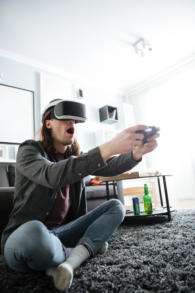 Photo Gratis pria fokus duduk di dalam rumah bermain game