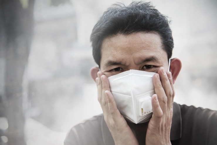 Photo Gratis pria memakai masker melindungi debu halus di lingkungan polusi udara