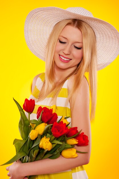 Primavera retrato de una bella mujer joven con tulipanes