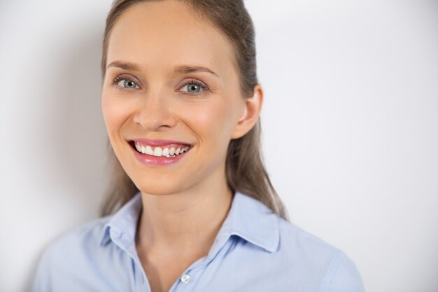 Primer aislado de la sonrisa hermosa de la mujer joven