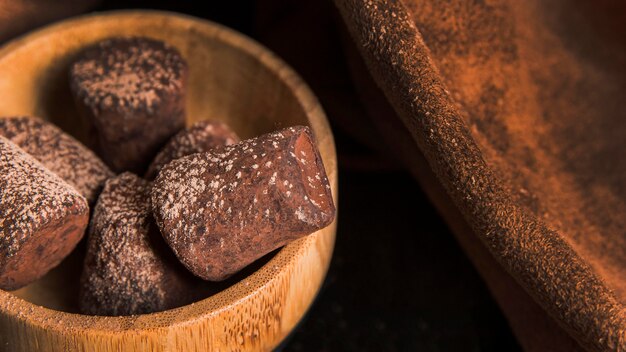 Primer ángulo de delicioso aperitivo de chocolate