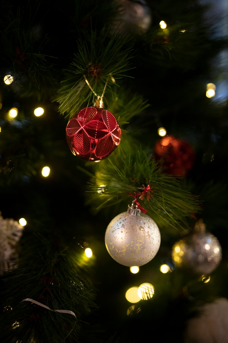 Foto gratuito primer árbol de navidad con bolas
