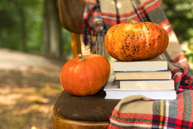 Primer arreglo de otoño con calabazas en silla vieja