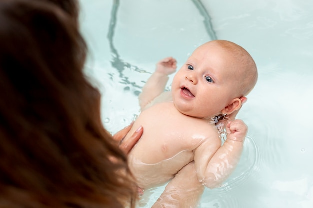 Primer bebé sonriente en la bañera