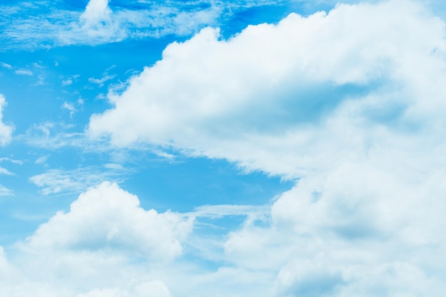 Primer cielo azul con blanco nublado esponjoso