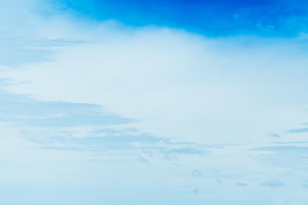 Primer cielo azul con blanco nublado esponjoso