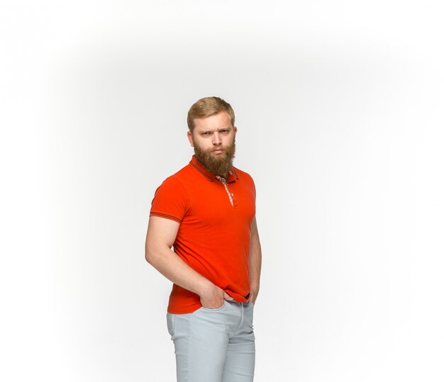 Primer del cuerpo del hombre joven en la camiseta roja vacía aislada en el fondo blanco.