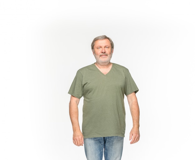 Primer del cuerpo del hombre mayor en la camiseta verde vacía aislada en el fondo blanco. Simulacros de concepto de diseño
