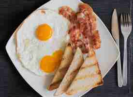 Foto gratuita primer desayuno americano en la mesa