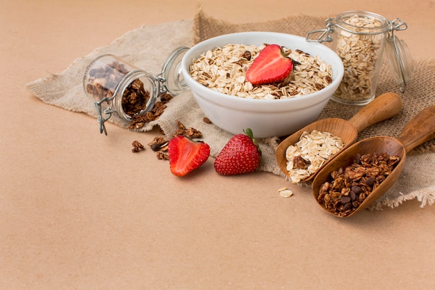 Foto gratuita primer desayuno con cereales