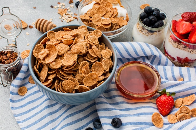 Foto gratuita primer desayuno con cereales