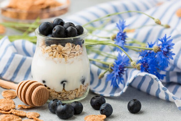 Foto gratuita primer desayuno con cereales