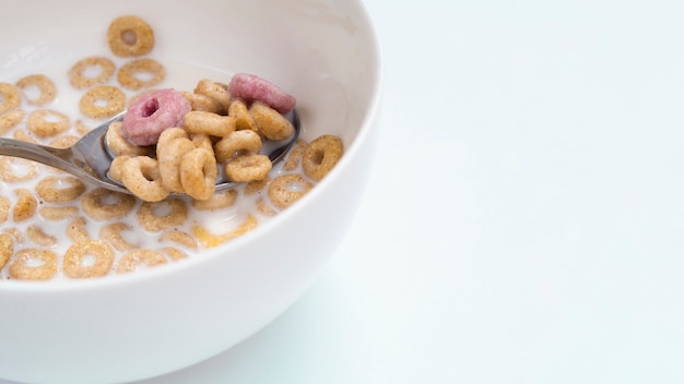 Primer desayuno delicioso con cereales y espacio de copia