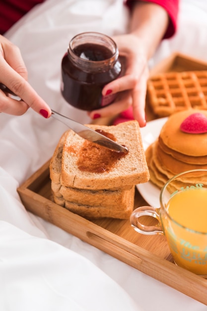 Foto gratuita primer desayuno para el día de san valentín