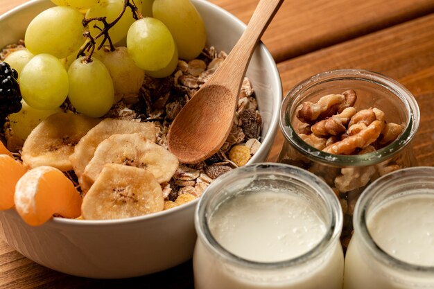 Primer desayuno saludable en la mesa