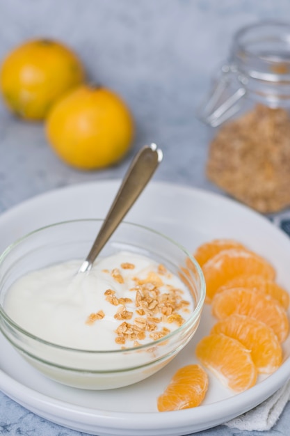Primer desayuno saludable con yogur y naranja