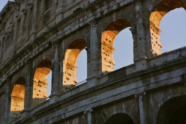 Foto gratuita primer disparo de ángulo bajo de la arquitectura del coliseo romano
