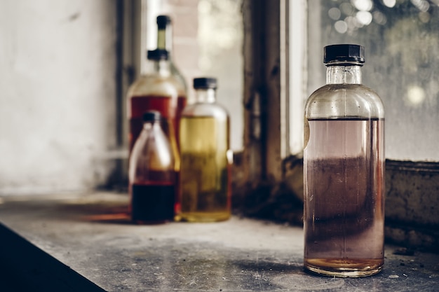 Foto gratuita primer disparo de botellas de vidrio llenas de líquidos transparentes desconocidos