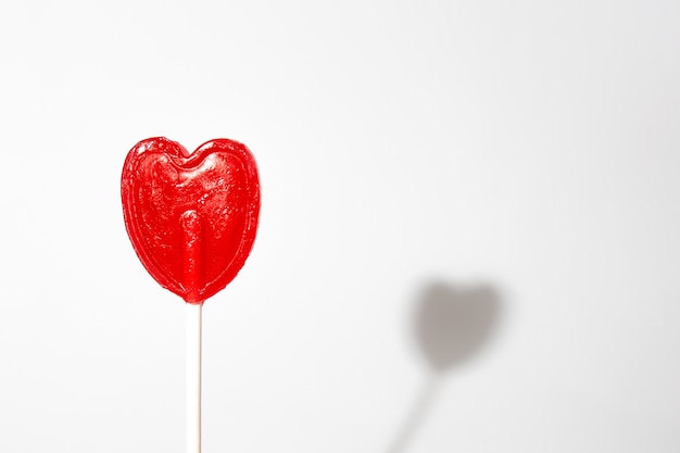 Primer disparo de una paleta en forma de corazón sobre un fondo blanco.