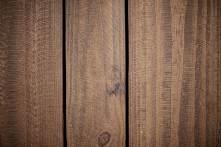 Foto gratuito primer disparo de una pared hecha de tablones de madera verticales: perfecto para un fondo de pantalla genial