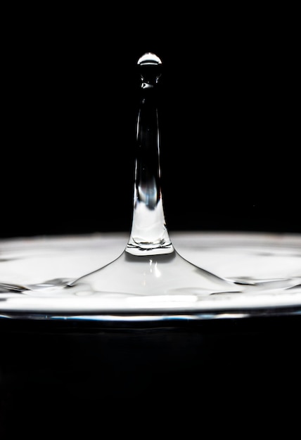 Foto gratuita primer efecto de gota de agua en blanco y negro