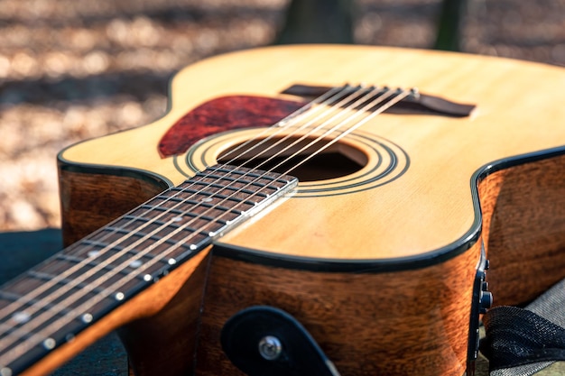 Foto gratuita primer enfoque suave de guitarra acústica clásica a la luz del día