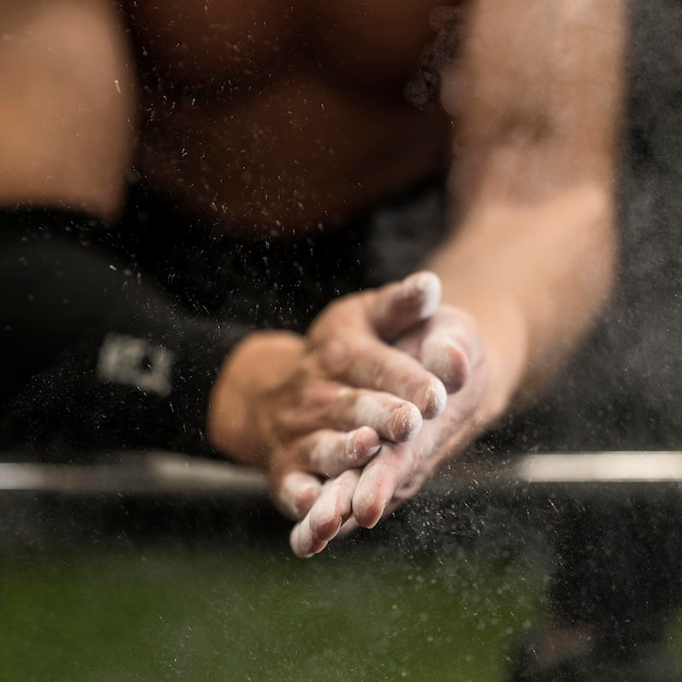 Foto gratuita primer entrenamiento de hombre con levantamiento de pesas