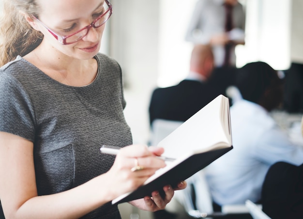 Primer de la escritura caucásica de la mujer en la libreta