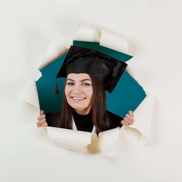 Foto gratuita primer estudiante sonriente graduado