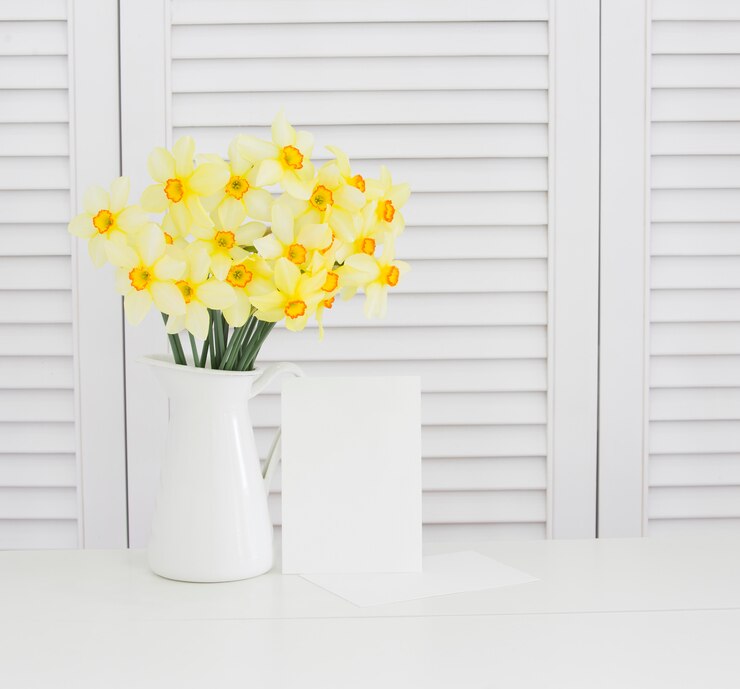 Foto gratuito primer de la flor amarilla del narciso en el florero sobre los obturadores blancos. decoración de estilo provenzal limpio