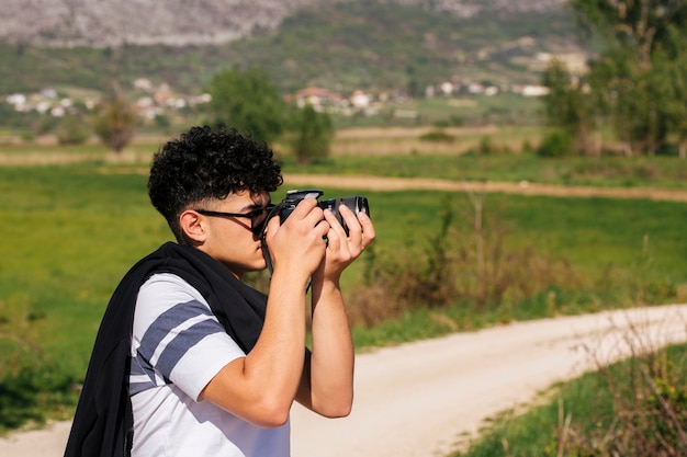 Primer del fotógrafo joven que toma la fotografía de la naturaleza